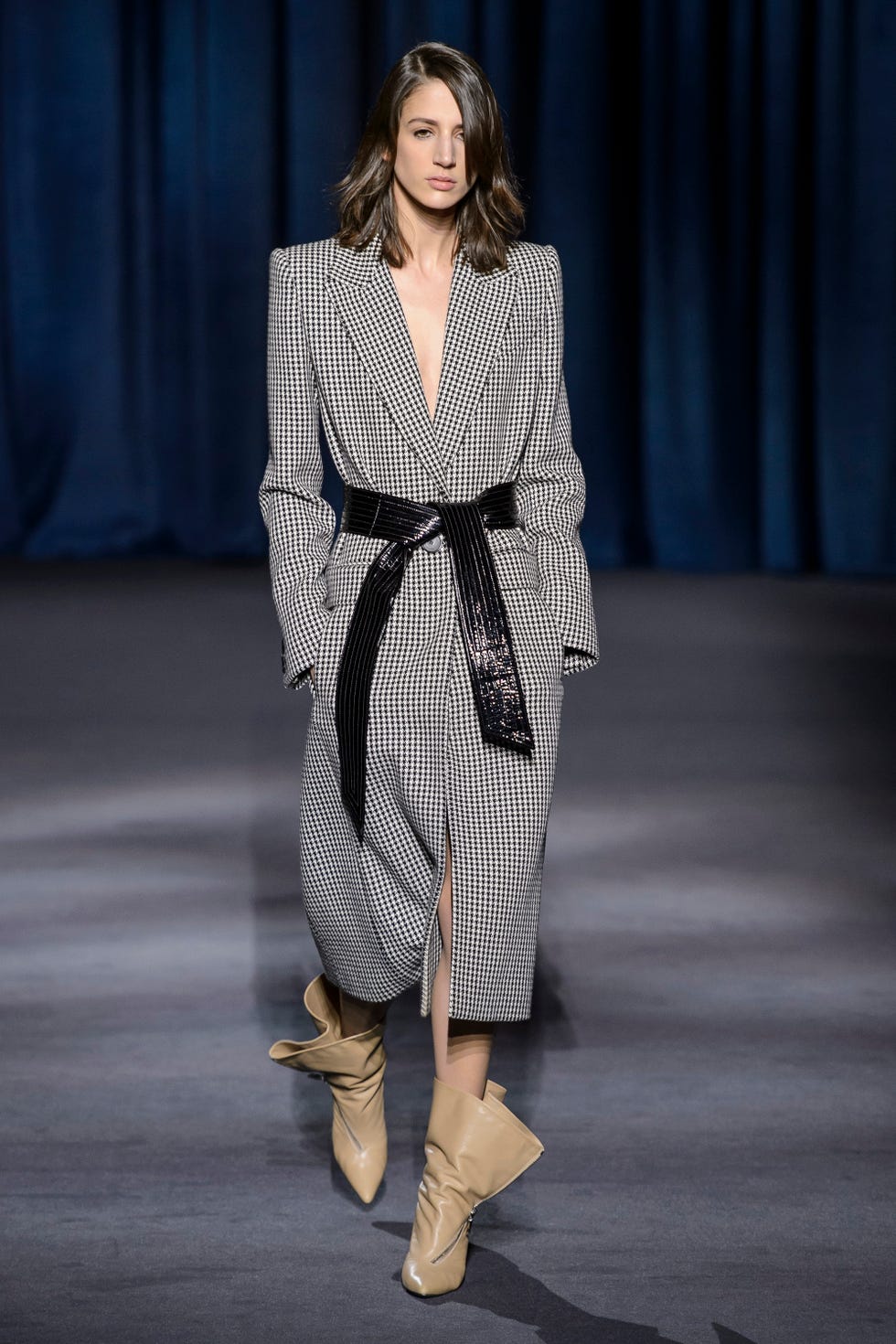 Fashion model, Fashion show, Fashion, Runway, Clothing, Public event, Haute couture, Fashion design, Outerwear, Human, 