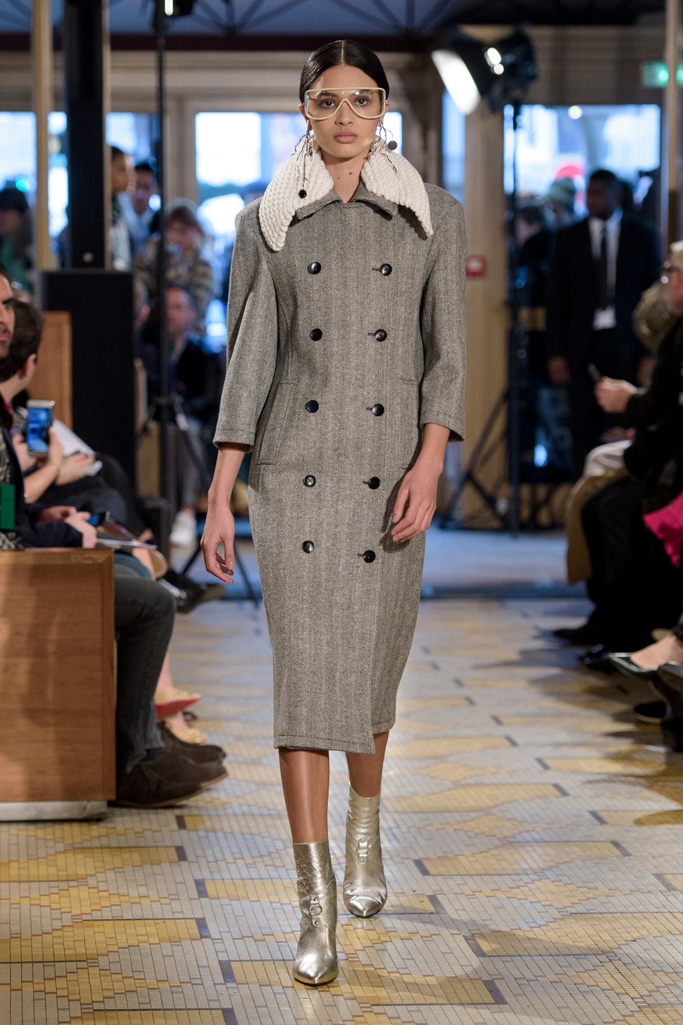 Fashion, Fashion model, Fashion show, Clothing, Runway, Coat, Overcoat, Outerwear, Street fashion, Trench coat, 