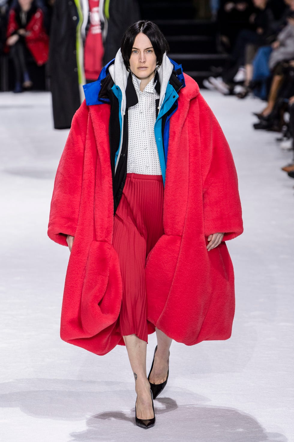 Fashion, Fashion show, Clothing, Runway, Red, Outerwear, Fashion model, Winter, Street fashion, Human, 