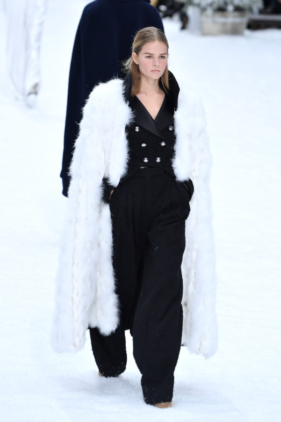 Winter, Shoulder, Textile, White, Style, Dress, Fur clothing, Street fashion, Fashion model, Snow, 