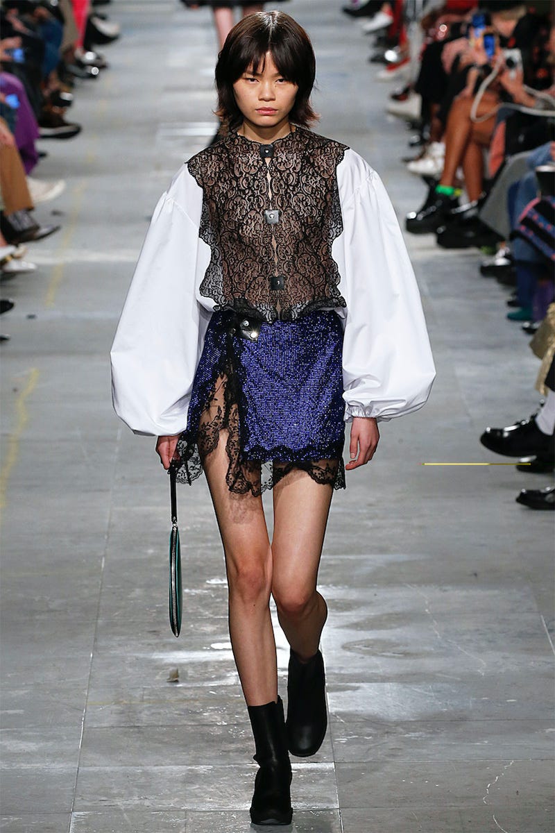Fashion, Fashion model, Fashion show, Runway, Clothing, Street fashion, Footwear, Public event, Shoulder, Human, 