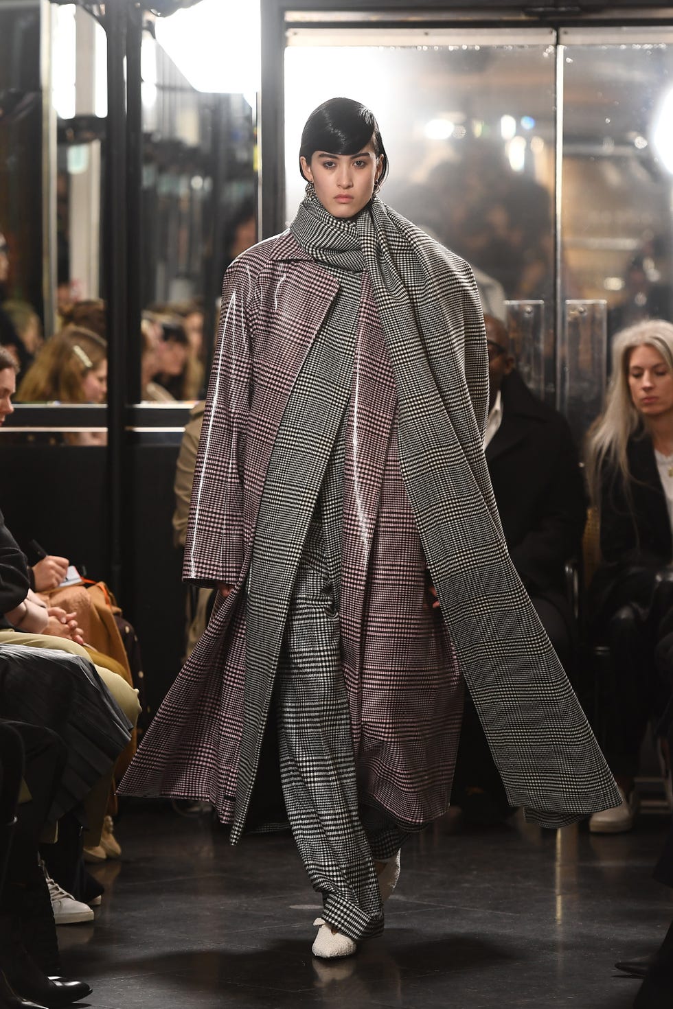Fashion, Fashion model, Runway, Clothing, Fashion show, Outerwear, Fur, Haute couture, Fashion design, Fur clothing, 