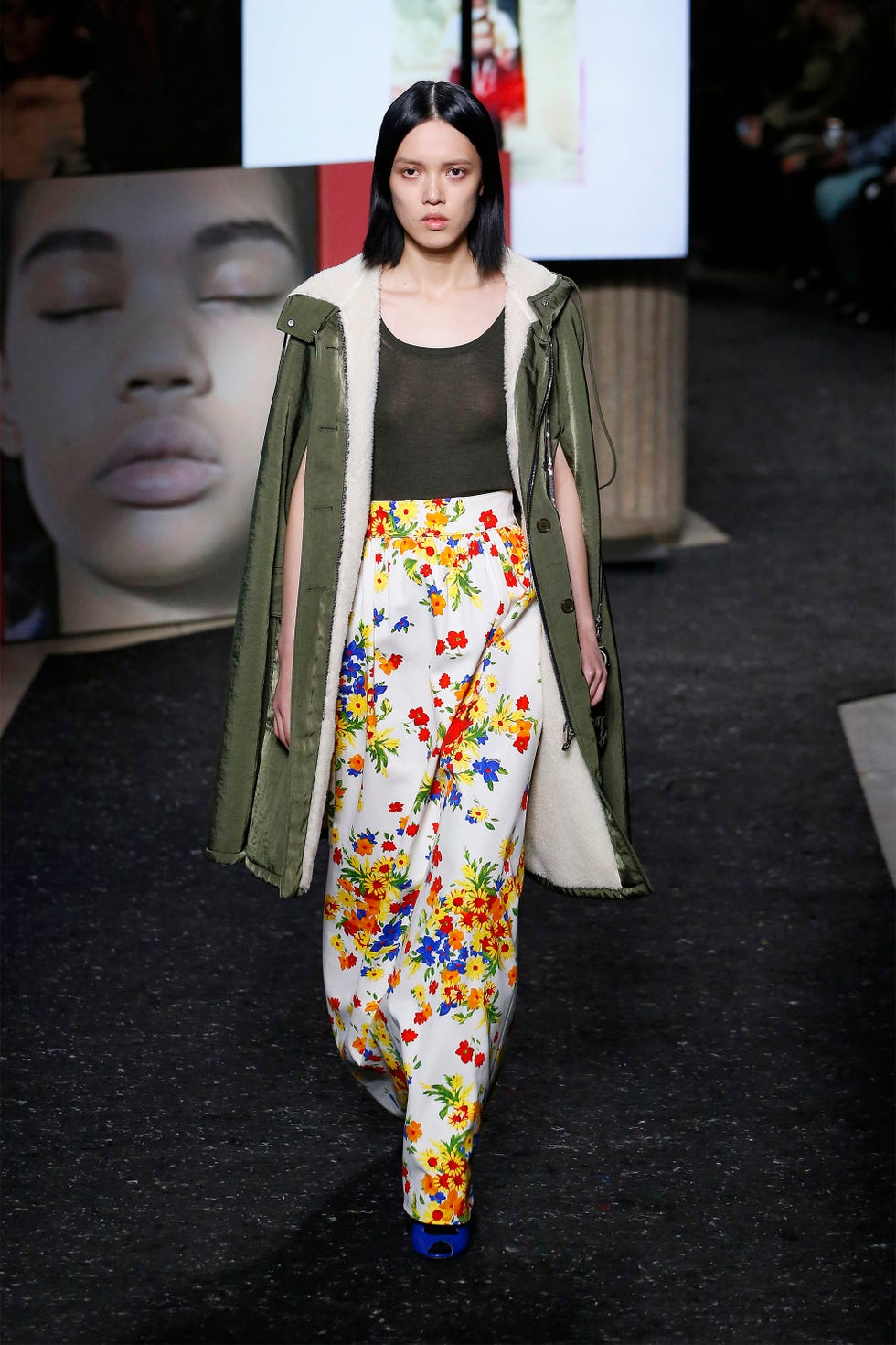 Fashion, Fashion model, Fashion show, Clothing, Runway, Yellow, Haute couture, Fashion design, Street fashion, Event, 