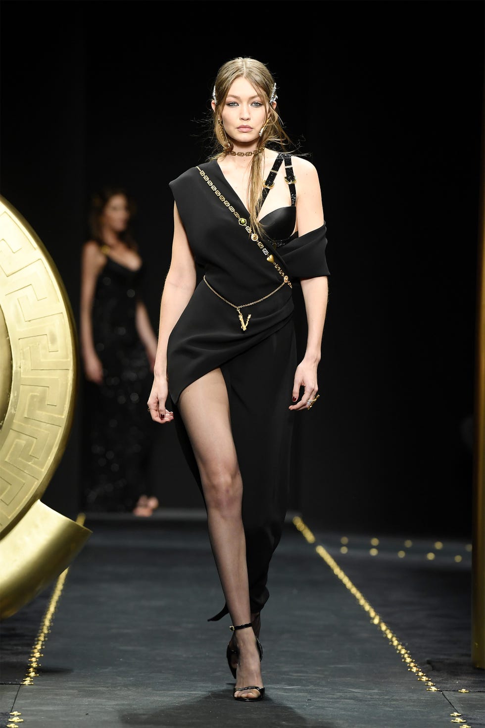 Fashion model, Fashion, Fashion show, Runway, Clothing, Beauty, Model, Fashion design, Public event, Leg, 