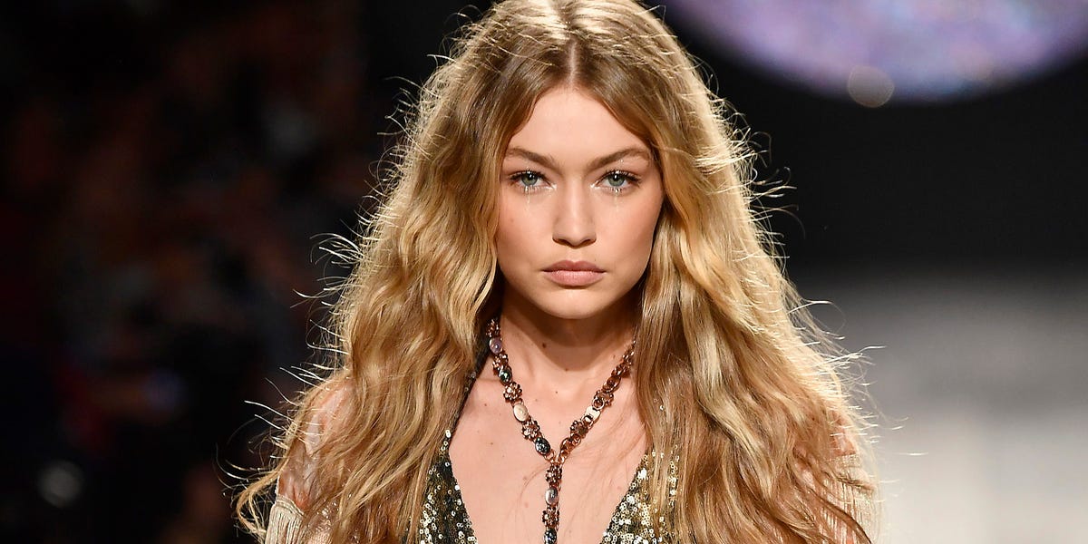 Gigi Hadid Loses a Shoe on the Runway - Bella Helps Gigi Hadid at the ...