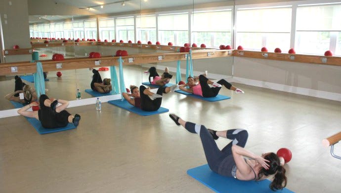 Flooring, Physical fitness, Floor, Knee, Thigh, Exercise, Training, Hall, Ankle, Hip, 