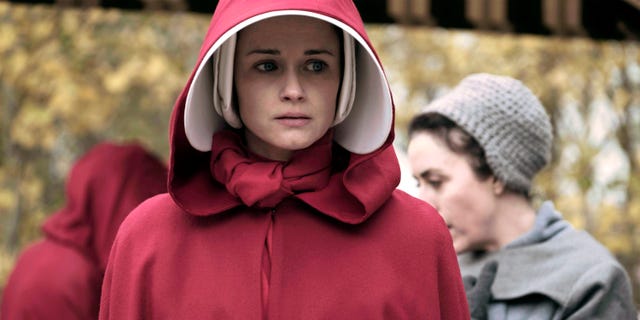 Рассказ служанки. The Handmaid's Tale сериал. Сериал рассказ служанки 1 сезон 1 сериал. Эмили Гленова. Алексис Бледел рассказ служанки.