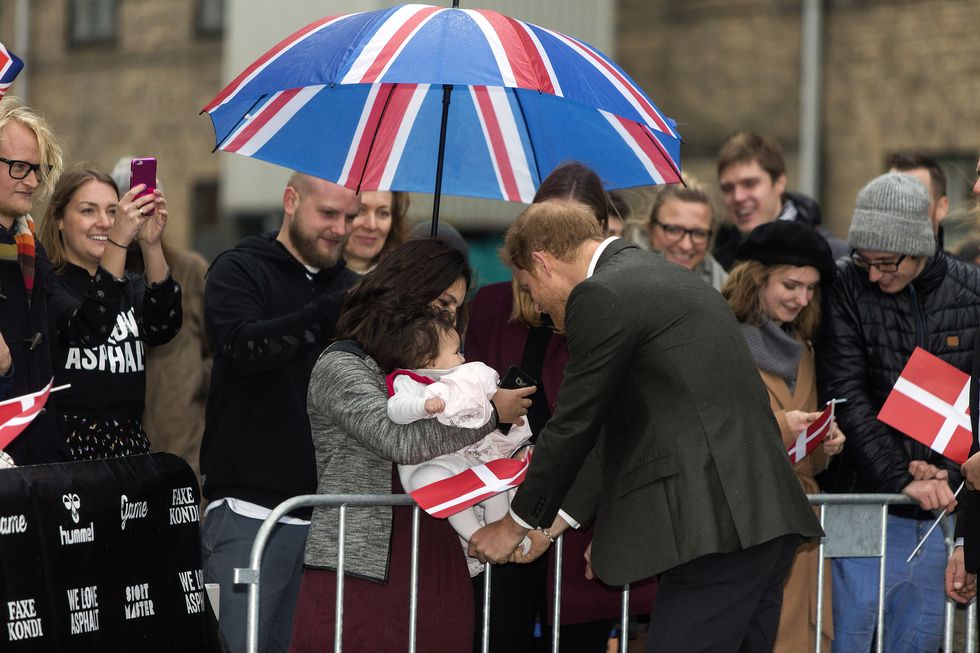 英國皇室哈利王子也是「小孩控」？逗寶寶、扮鬼臉，25個哈利王子與小孩互動的超萌時刻！
