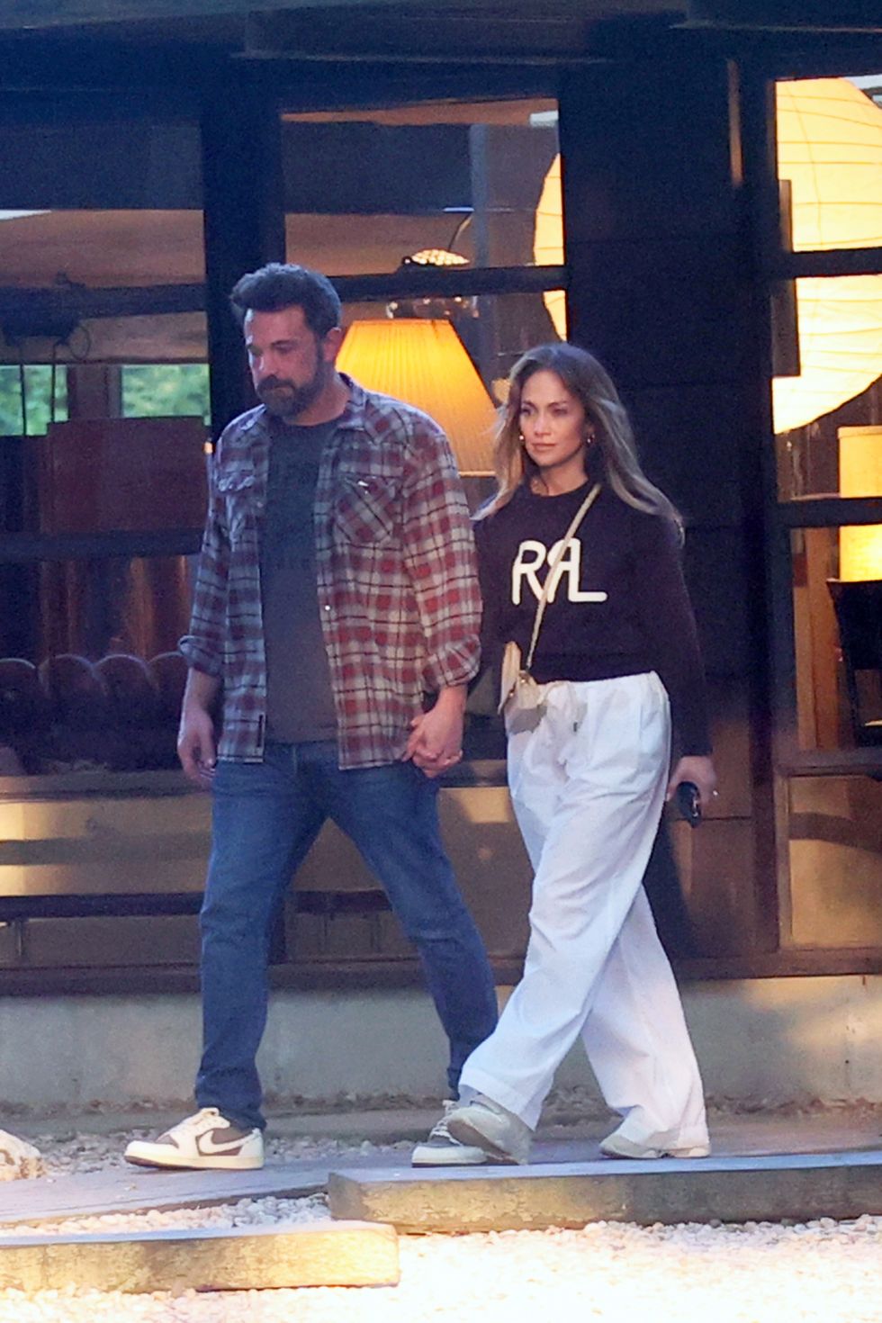 Jennifer Lopez ha indossato leggings oversize con una piccola borsa