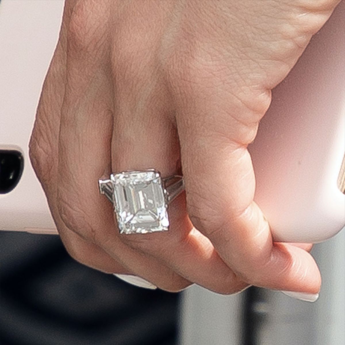Overgave Uitstralen publiek Jennifer Lopez's Engagement Ring Cost, Photos, and Details