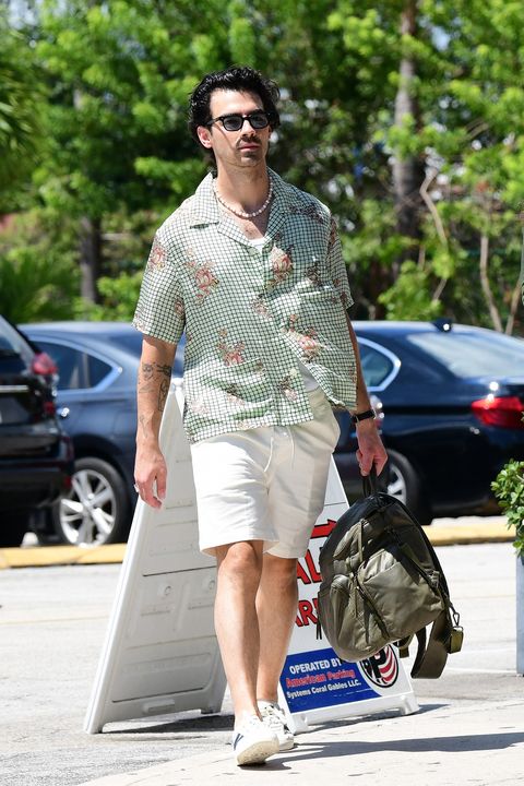 exclusive joe jonas and sophie turner step out for lunch in miami 14 aug 2022 pictured joe jonas sophie turner photo credit mega themegaagencycom 1 888 505 6342 mega agency tagid mega886672001jpg photo via mega agency