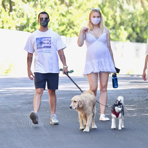exclusive sophie turner shows off her growing baby bump on a walk with her parents and husband joe jonas sophie turner wore a white maternity dress and kenzo slippers for the outing 02 jul 2020 pictured sophie turner shows off her growing baby bump on a walk with her parents and husband joe jonas photo credit mega themegaagencycom 1 888 505 6342 mega agency tagid mega686210011jpg photo via mega agency