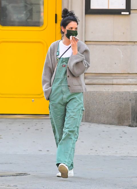 03112021 exclusive katie holmes is pictured on a solo stroll in new york city the 42 year old actress wore a green face mask, white t shirt, brown cardigan, green dickies overalls, and white trainers salestheimagedirectcom please bylinetheimagedirectcomexclusive please email salestheimagedirectcom for fees before use