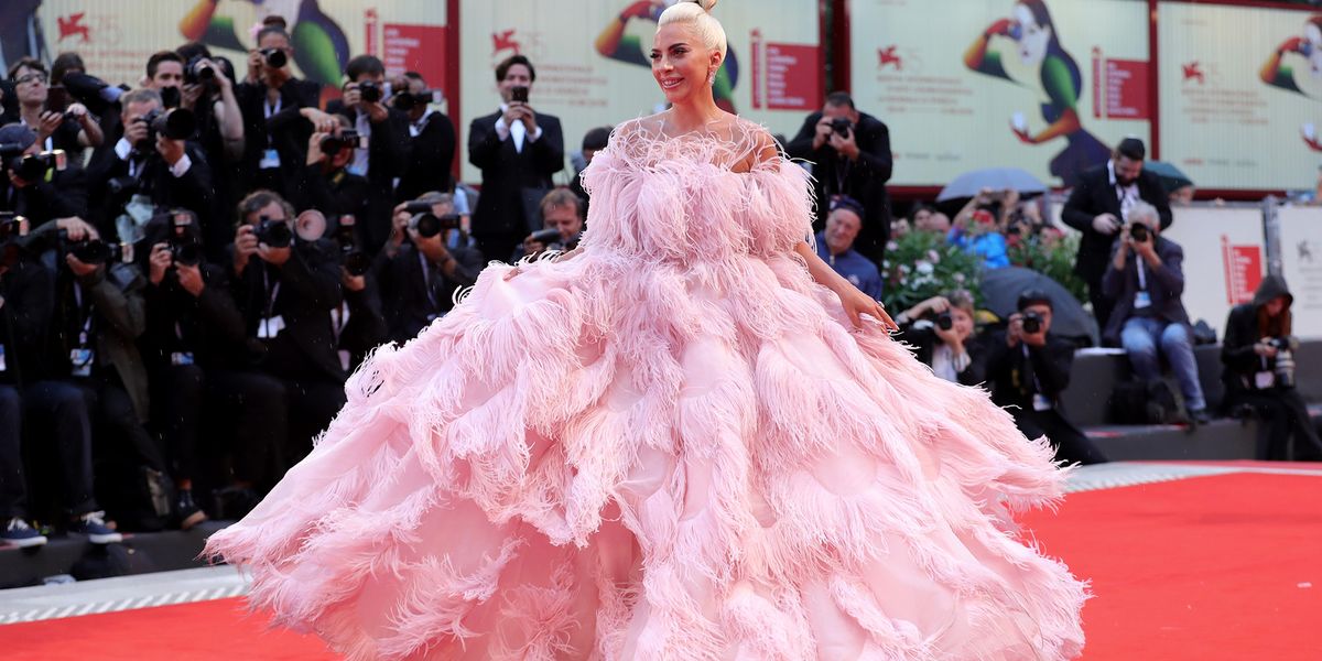 klart Broderskab Mere Lady Gaga Wears Pink Feathered Valentino Couture Gown to Venice Film  Festival