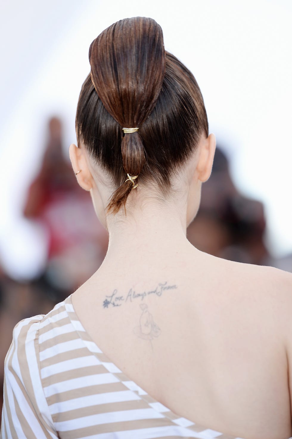 Hair, Hairstyle, Bun, Chignon, Beauty, Shoulder, Chin, Skin, Fashion, Long hair, 