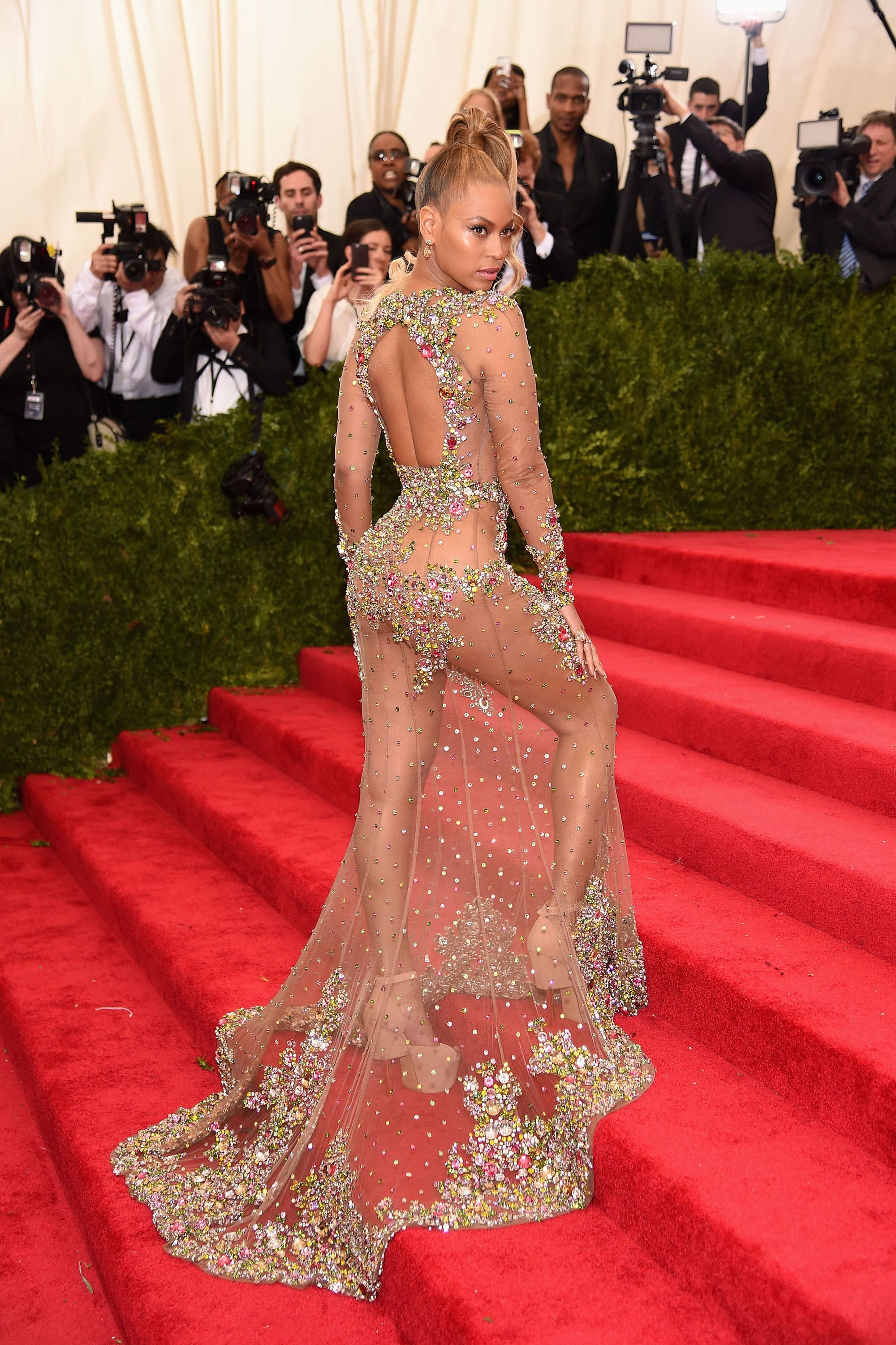 42 Craziest Met Gala Dresses of All Time - Outrageous Met Gala Red Carpet  Photos