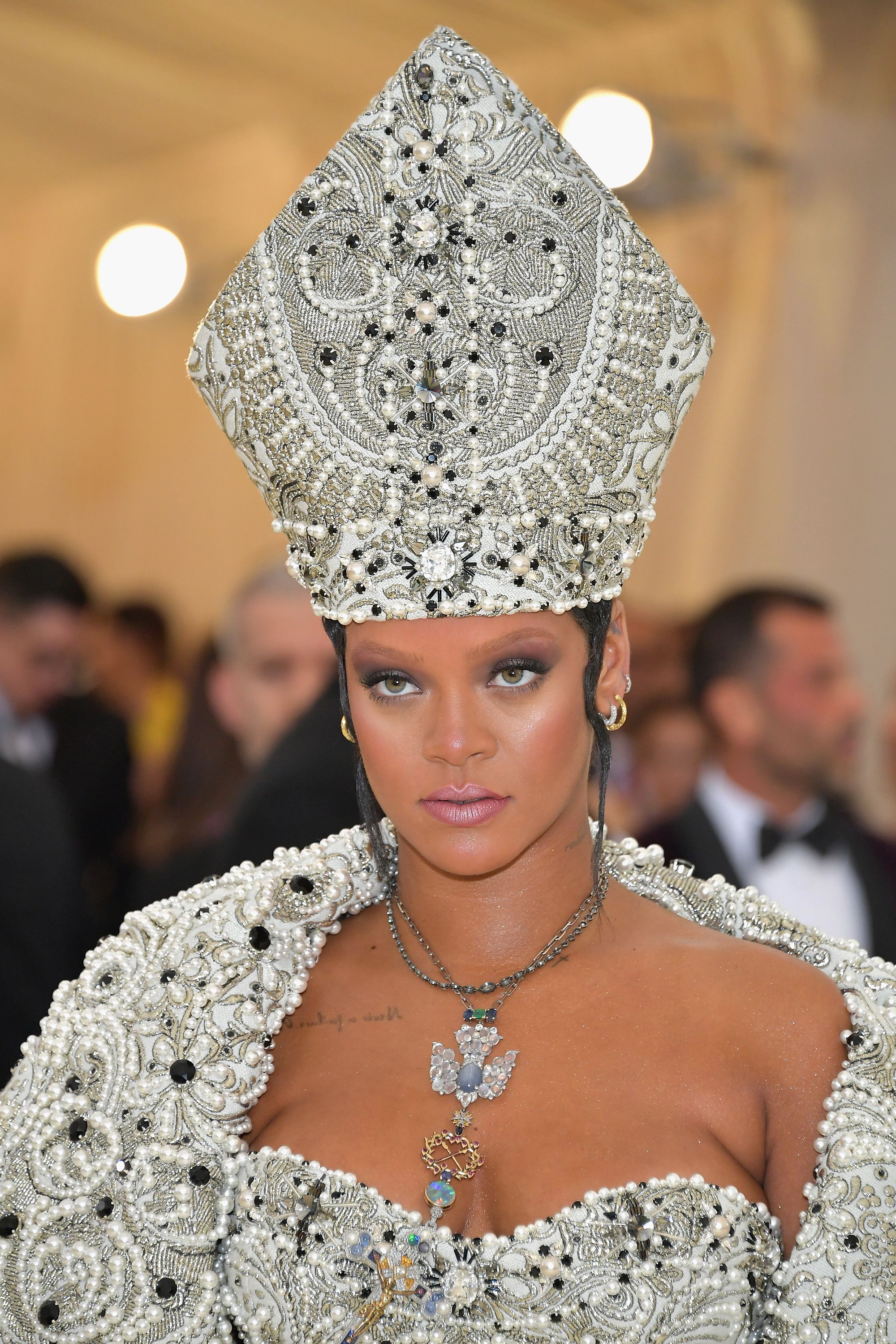 Rihanna Met Gala Gown 2018 - Rihanna Dressed As A Pope Met Gala