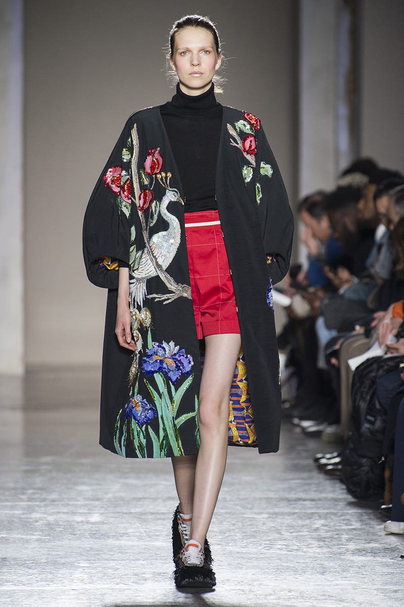 Fashion, Fashion model, Runway, Fashion show, Clothing, Shoulder, Street fashion, Fashion design, Public event, Footwear, 