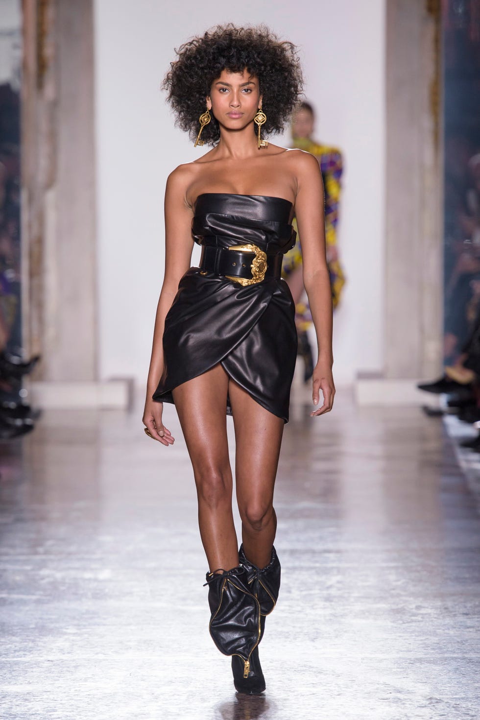 Fashion model, Fashion show, Fashion, Runway, Clothing, Beauty, Shoulder, Haute couture, Dress, Model, 