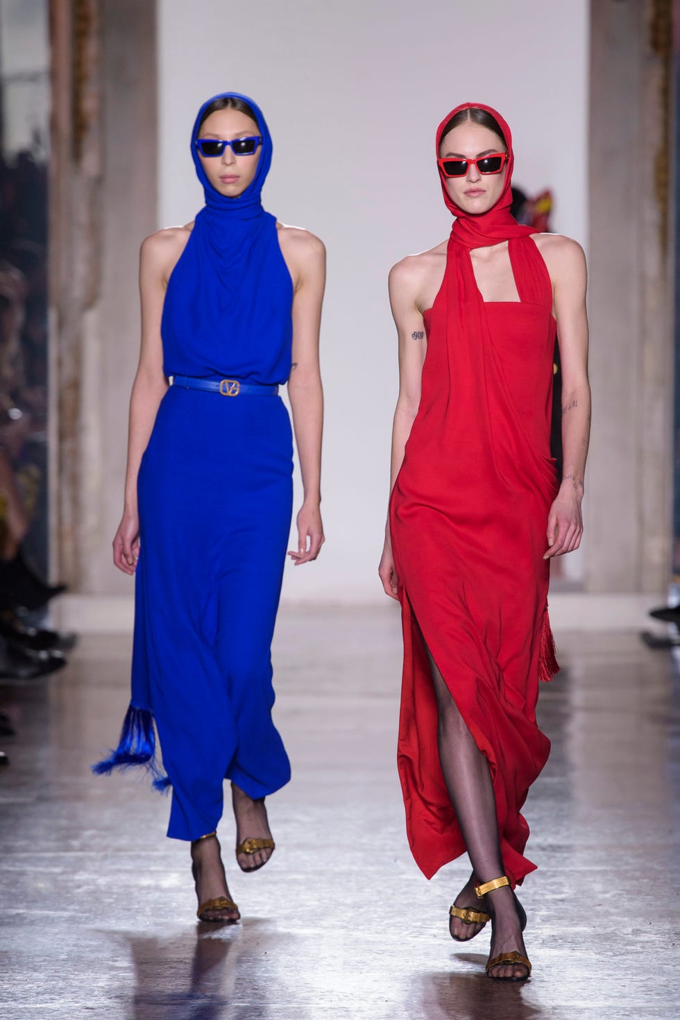 Fashion model, Fashion, Fashion show, Runway, Clothing, Cobalt blue, Blue, Electric blue, Fashion design, Dress, 
