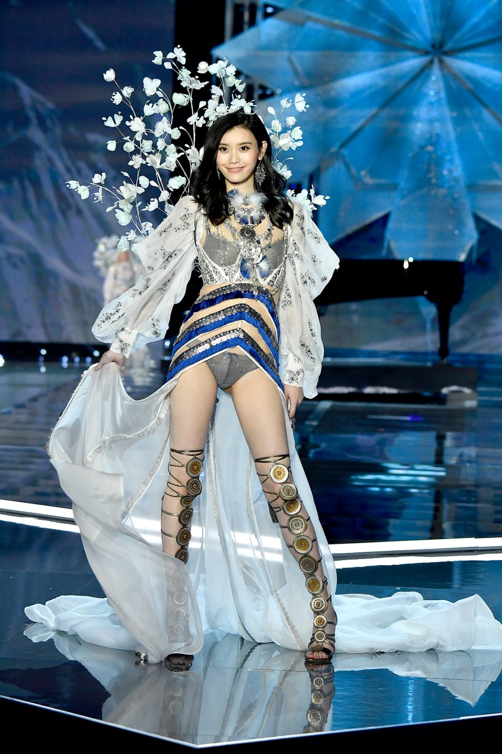 Victoria's Secret Model Ming Xi Fall on Runway - Ming Xi Falls During ...