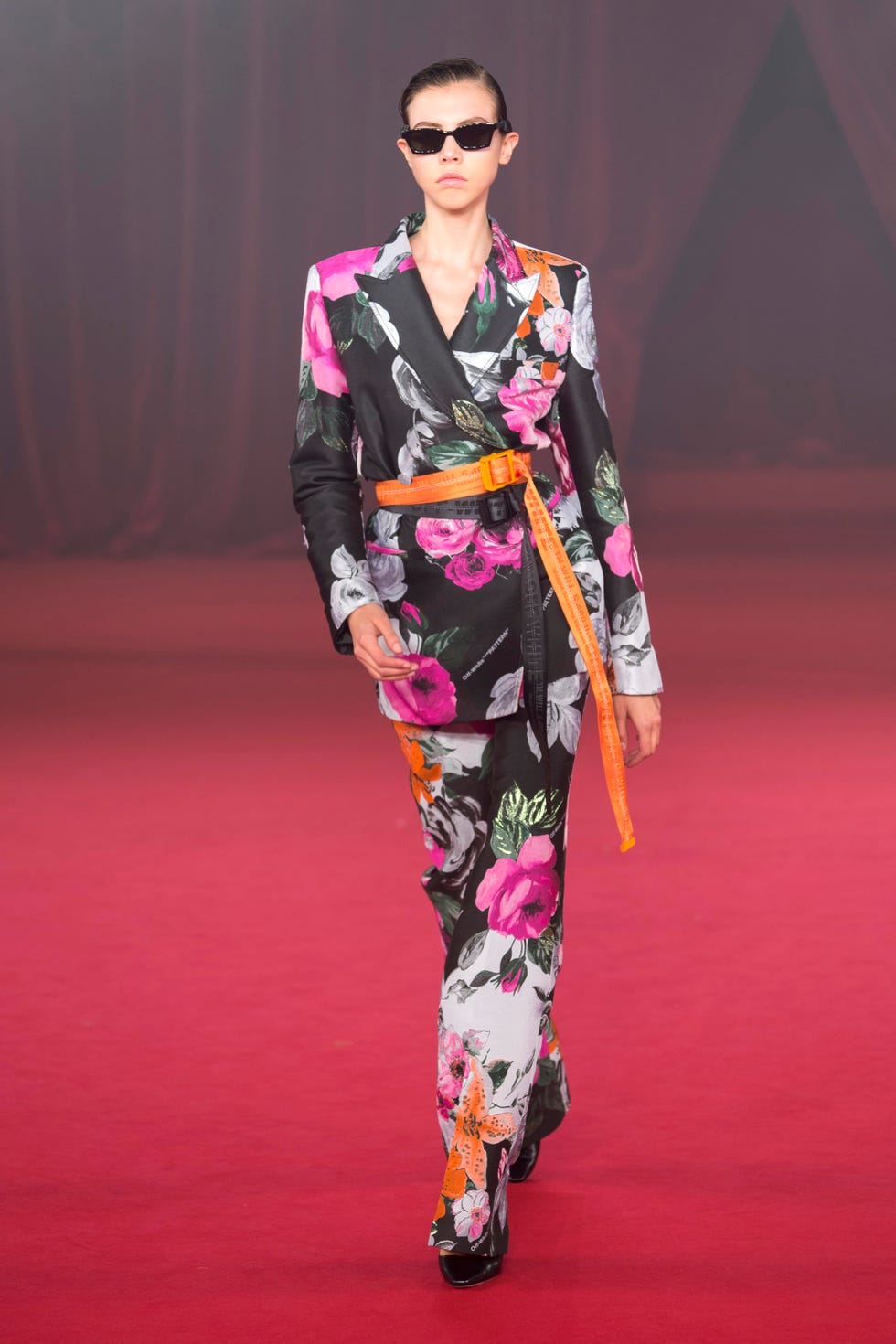 Fashion model, Runway, Fashion, Clothing, Fashion show, Eyewear, Pink, Haute couture, Glasses, Fashion design, 