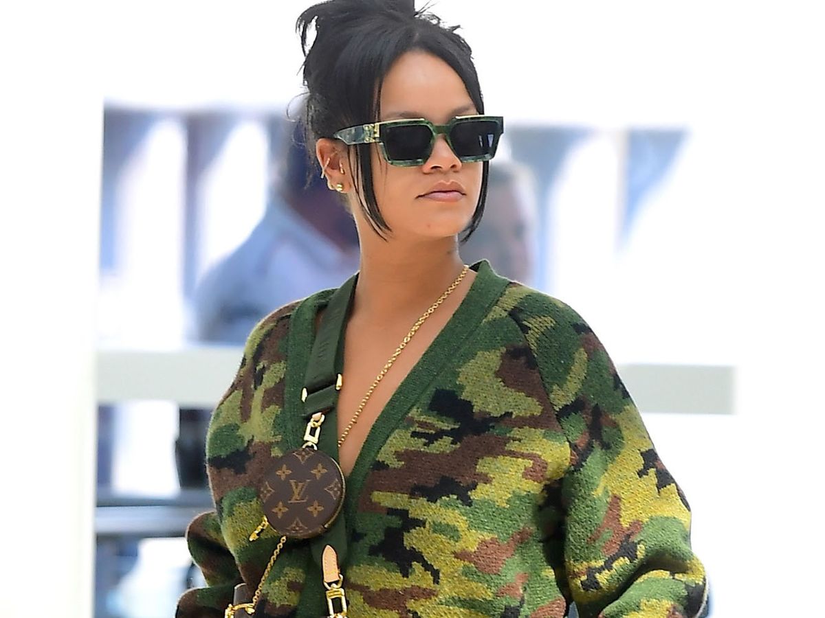 elf Tol motief Rihanna Wears an Oversized Cardigan and No Pants to the Airport