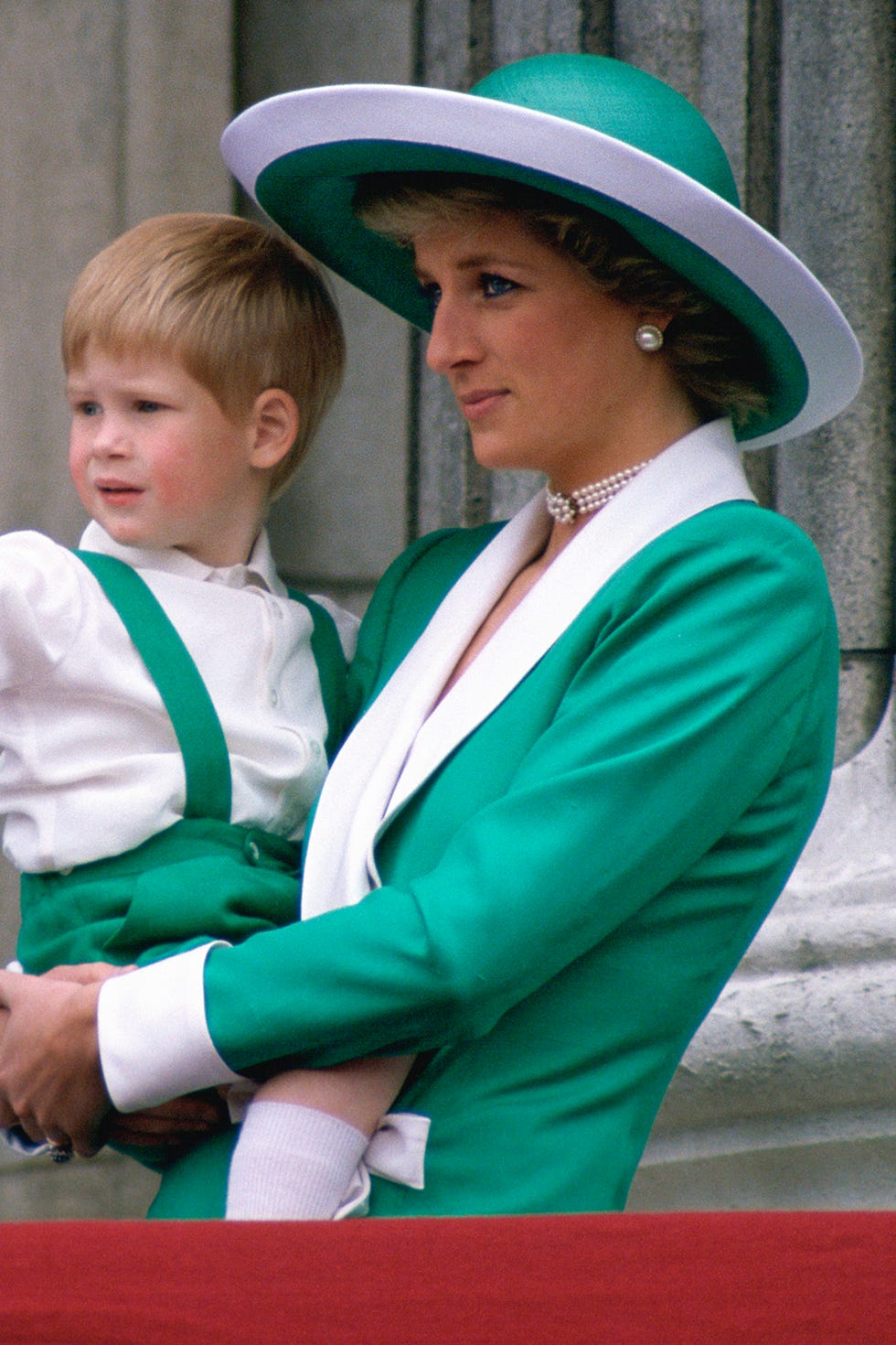 Green, Hat, Headgear, Outerwear, Fashion accessory, Holiday, Costume, Fedora, Child, Sun hat, 
