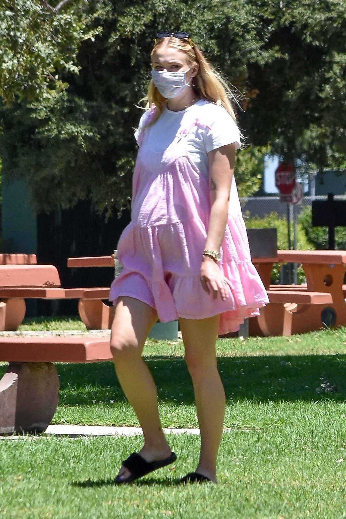 studio city, ca    parents to be sophie turner and joe jonas go on a picnic with friends and family in studio city sophie covered her bump in a pink babydoll dress while joe sports blue as  the expecting couple enjoy a day outpictured sophie turnerbackgrid usa 6 july 2020 usa 1 310 798 9111  usasalesbackgridcomuk 44 208 344 2007  uksalesbackgridcomuk clients   pictures containing childrenplease pixelate face prior to publication