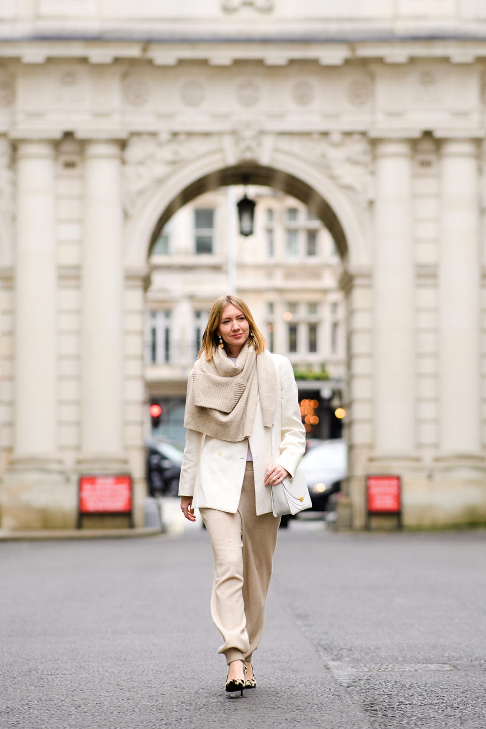 Clothing, Sleeve, Infrastructure, Collar, Coat, Outerwear, Standing, Style, Street fashion, Street, 