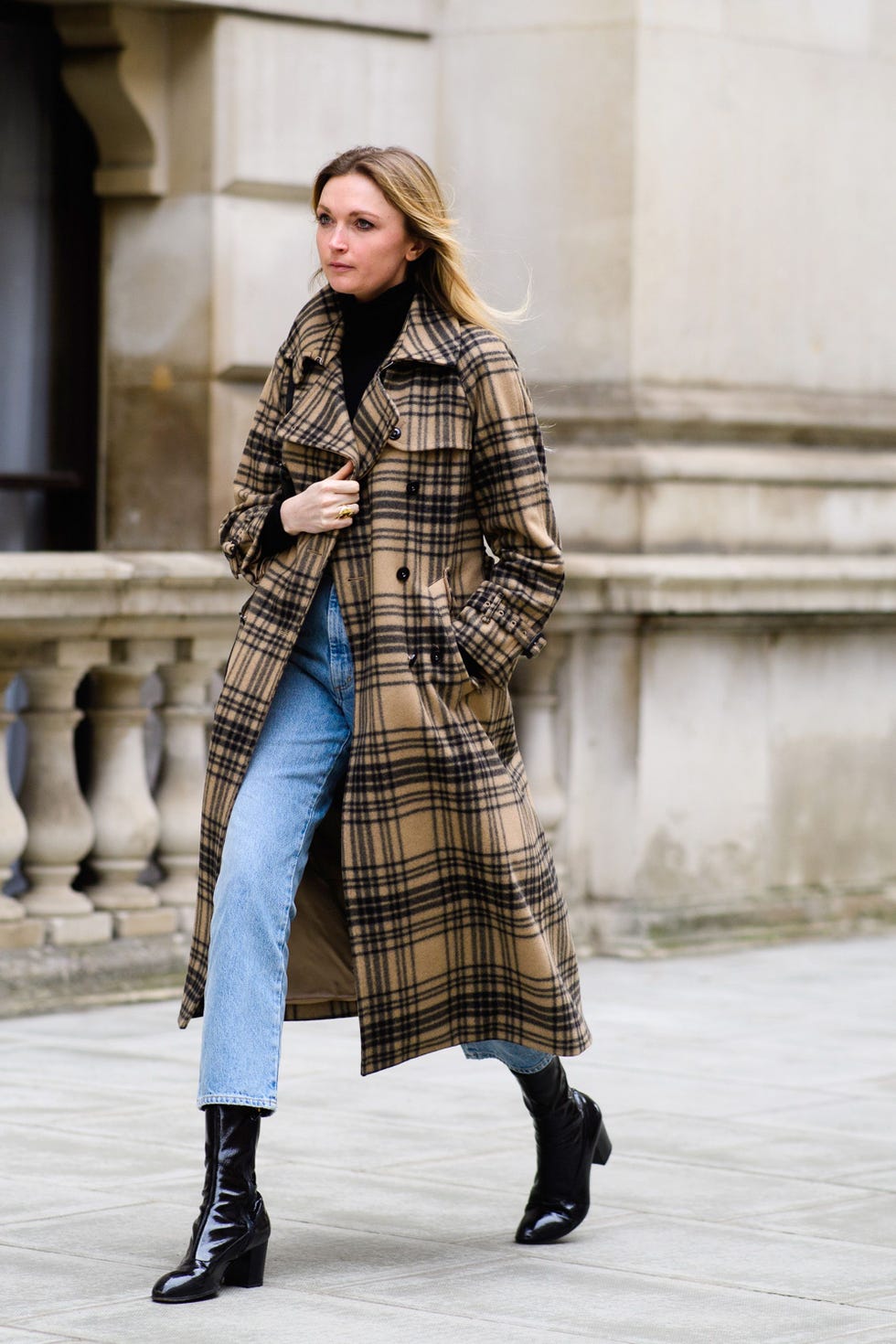 Plaid, Clothing, Tartan, Street fashion, Pattern, Fashion, Coat, Outerwear, Fashion model, Snapshot, 
