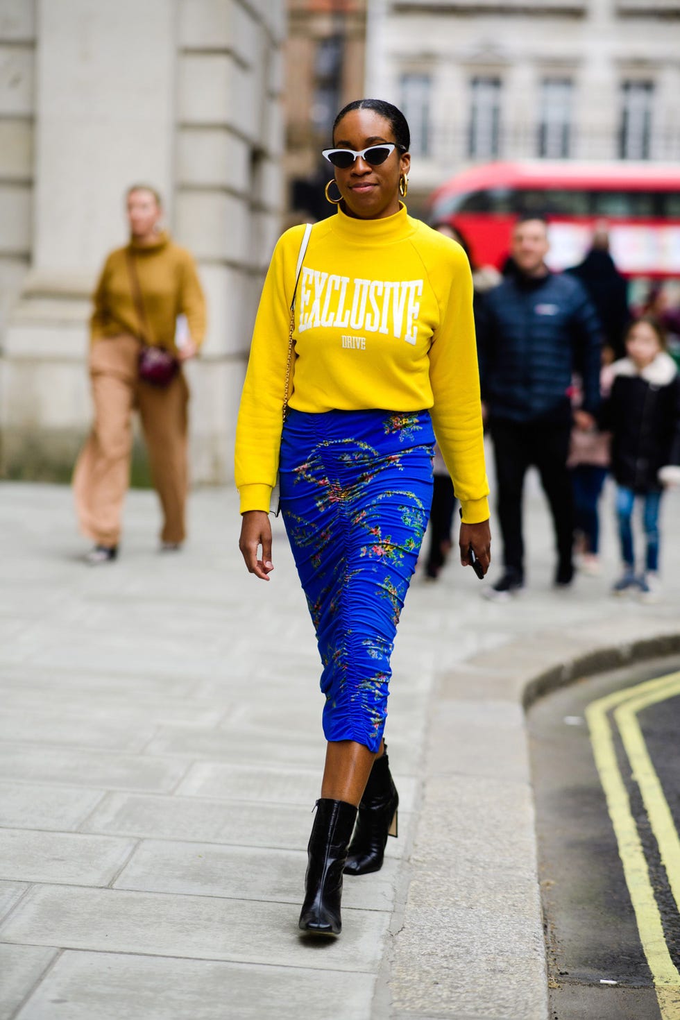 Cobalt blue, Fashion, Street fashion, Blue, Clothing, Electric blue, Yellow, Fashion model, Runway, Fashion show, 