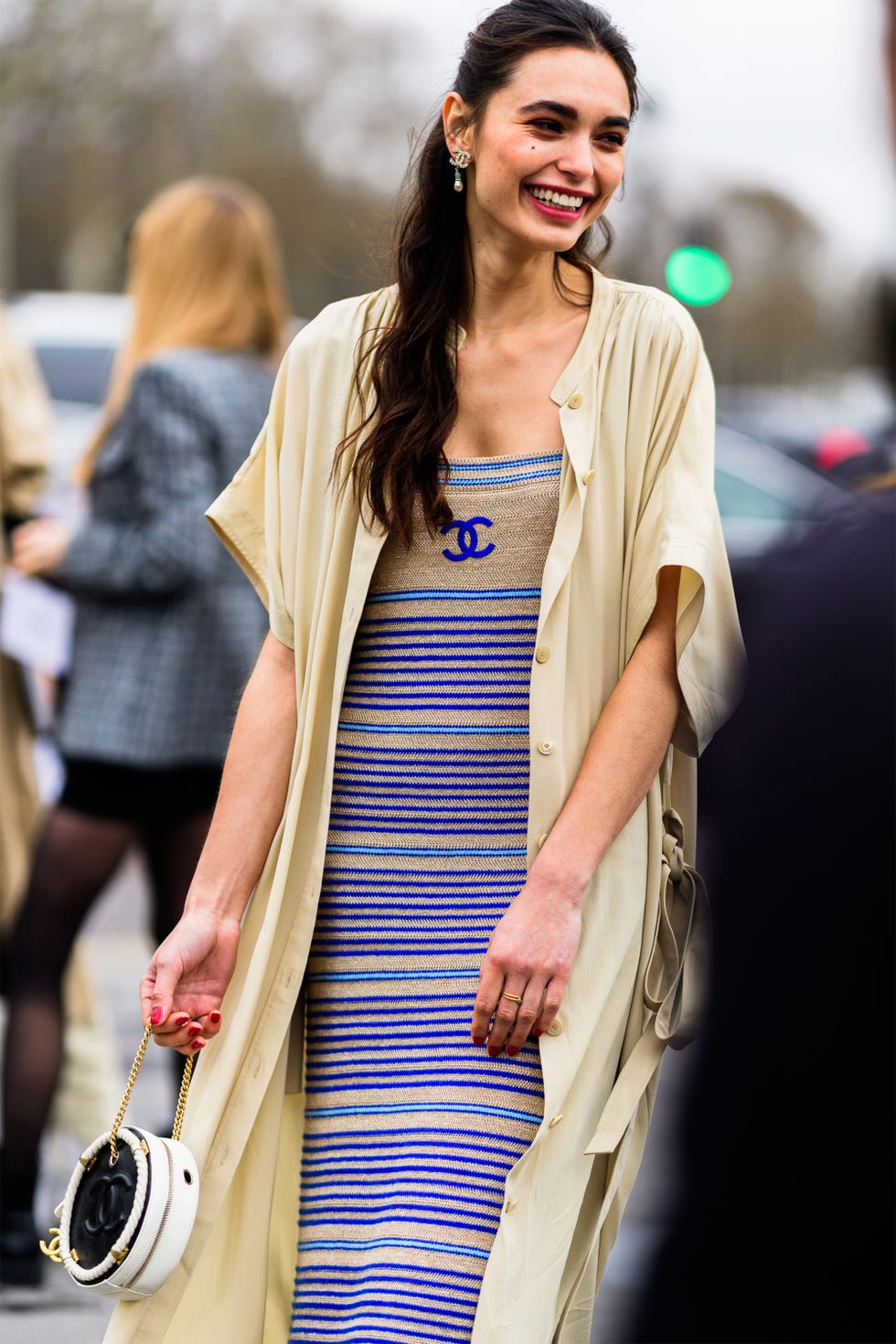 Bag, Outerwear, Style, Fashion accessory, Street fashion, Luggage and bags, Fashion, Handbag, Electric blue, Long hair, 