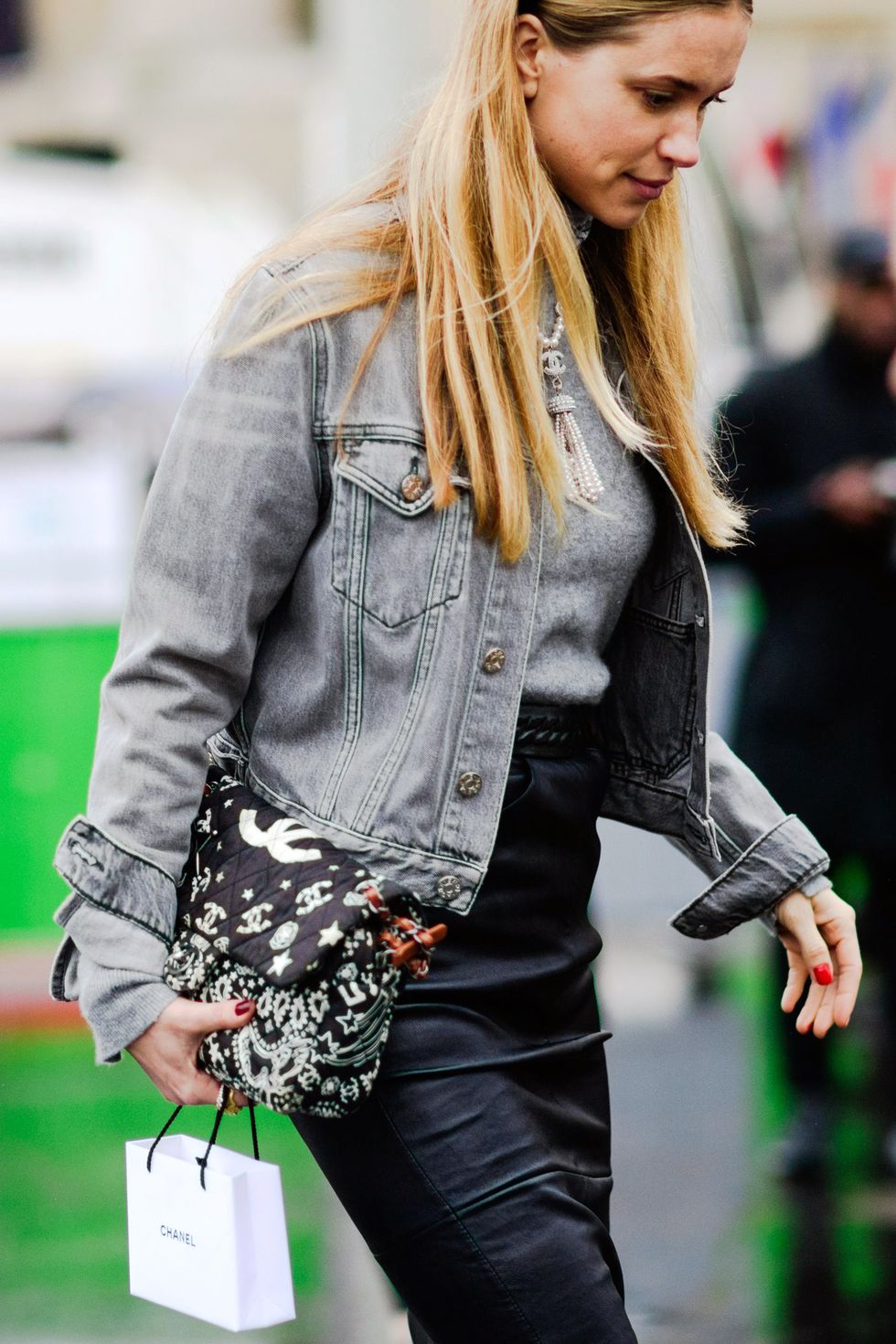 Hair, Street fashion, Clothing, Green, Blond, Jeans, Hairstyle, Beauty, Long hair, Fashion, 