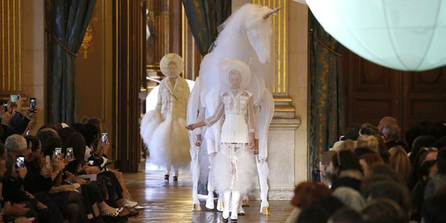 Thom Browne Spring 2018 Paris Fashion Week - Thom Browne Unicorn Runway ...