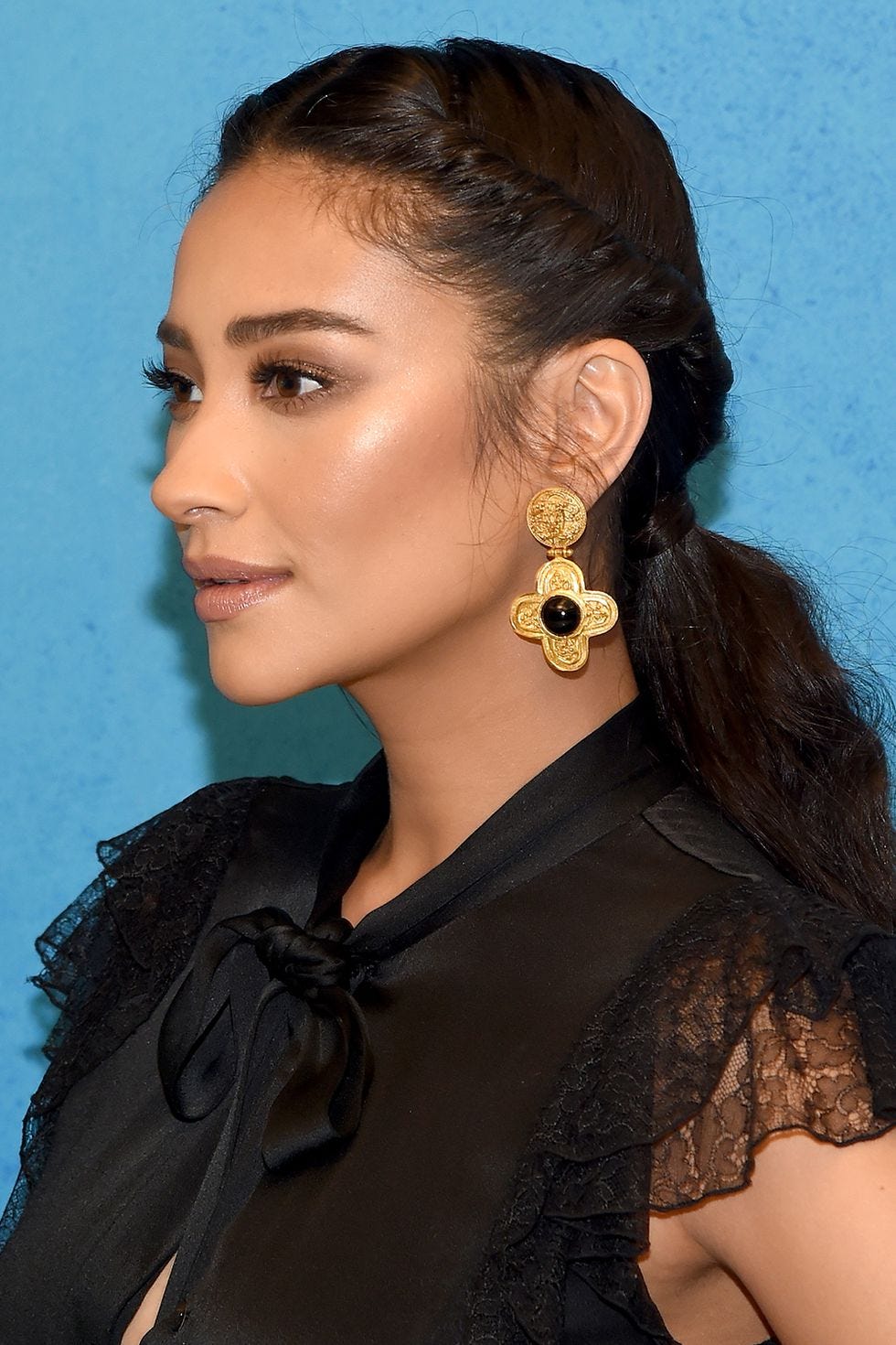 Hair, Hairstyle, Chin, Beauty, Eyebrow, Ear, Long hair, Forehead, Black hair, Neck, 