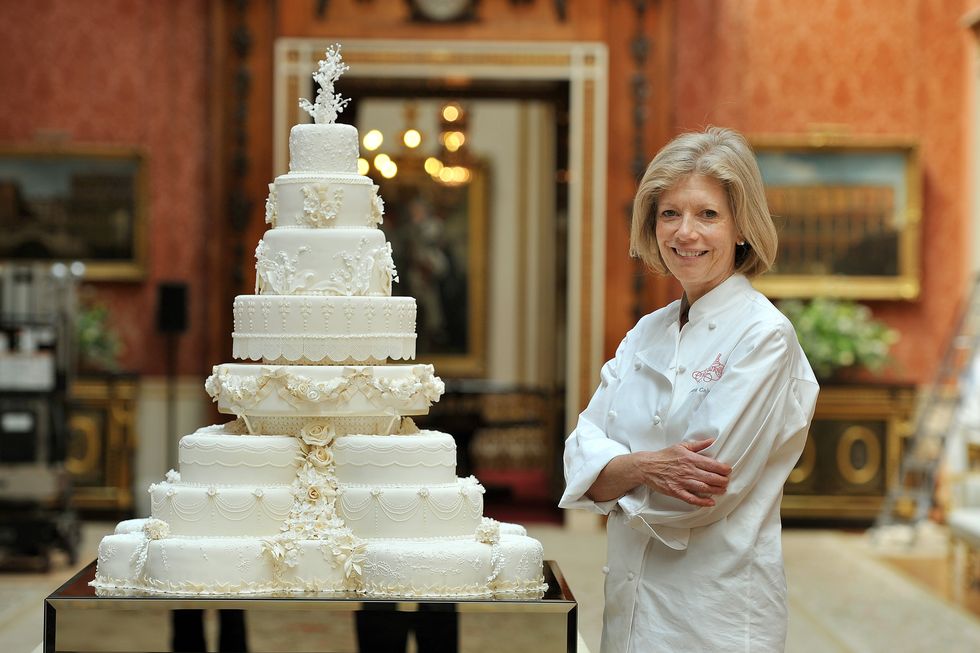 Cake decorating, White, Sugar paste, Icing, Wedding cake, Cake, Buttercream, Sugar cake, Food, Wedding ceremony supply, 