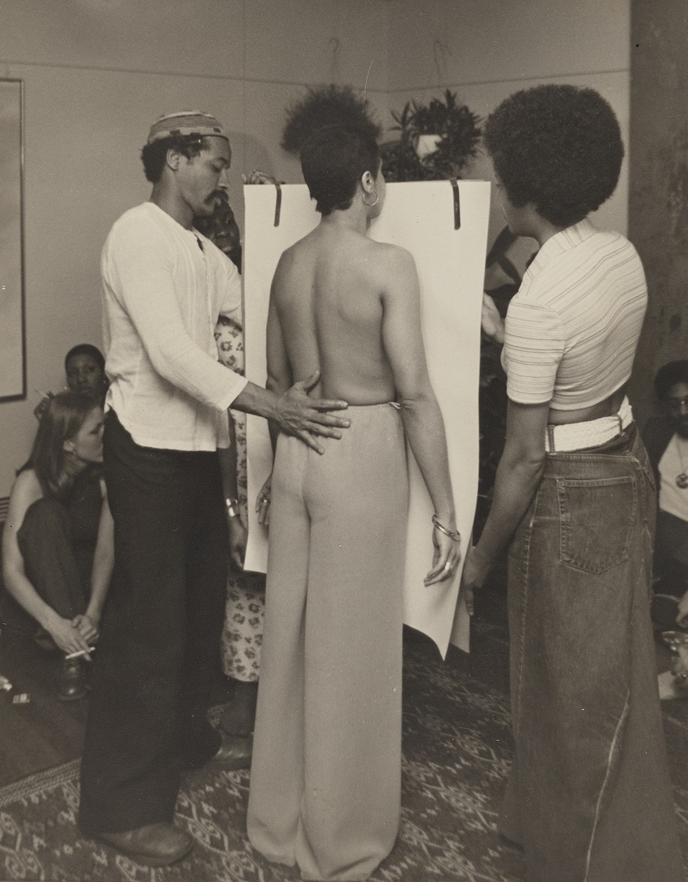 david hammons left and suzette wright center at the body print in held in conjunction with hammons’s exhibition greasy bags and barbeque bones, philip yenawine’s home, 1975 photograph by jeff morgan courtesy david hammons collection linda goode bryant, new york