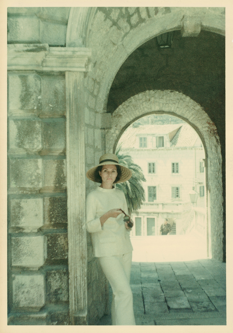 deeda blair food, flowers, and fantasy by deeda blair © rizzoli new york, 2022 pictured deeda blair, sightseeing along the dalmatian coast, 1960s snapshot by cecil beaton, a guest on the trip