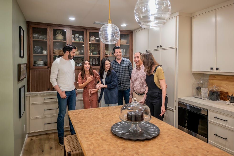 rachel brosnahan, alongside drew and jonathan scott, as they reveal the kitchen renovation for rachel’s best friend karlee, as seen on celebrity iou.