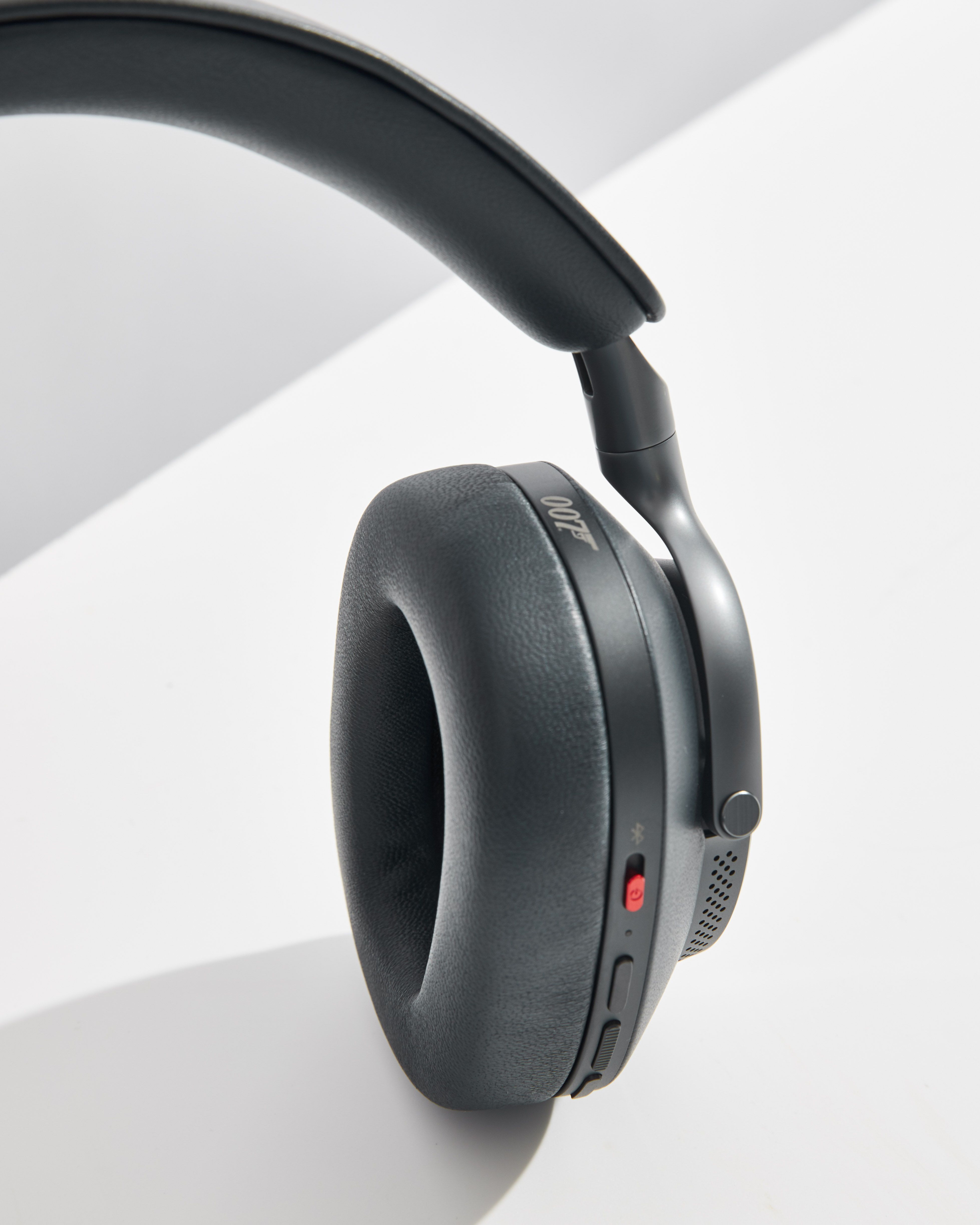 Bowers & Wilkins Px8 wireless over-ear noise-canceling headphone review |  CNN Underscored