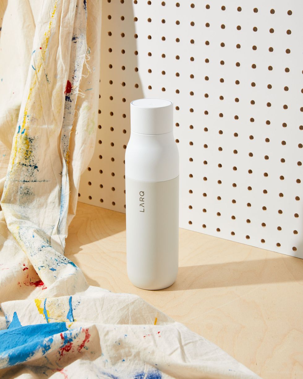 Thermos bottle with UV purification LARQ