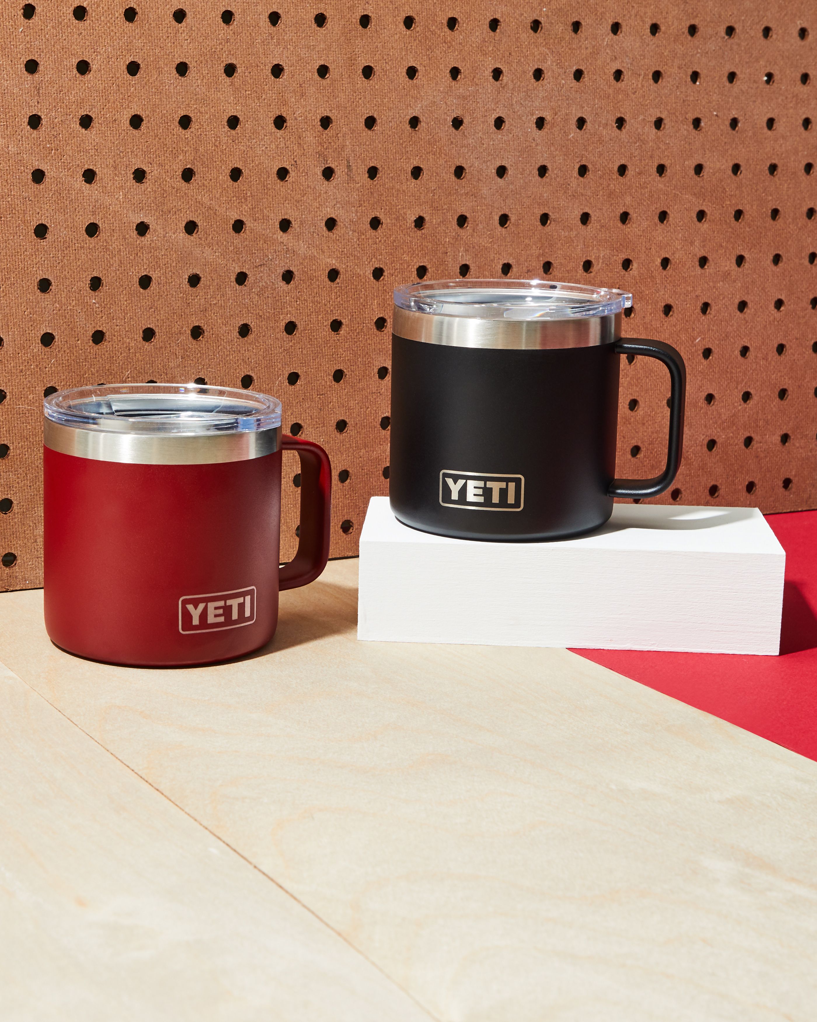 YETI: bottles and pitchers for lifestyle - Natural