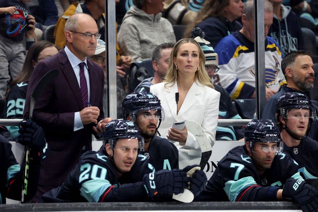 https://hips.hearstapps.com/hmg-prod/images/head-coach-dan-bylsma-and-assistant-coach-jessica-campbell-news-photo-1728485821.jpg?crop=0.795xw:0.595xh;0.205xw,0.100xh&resize=640:*