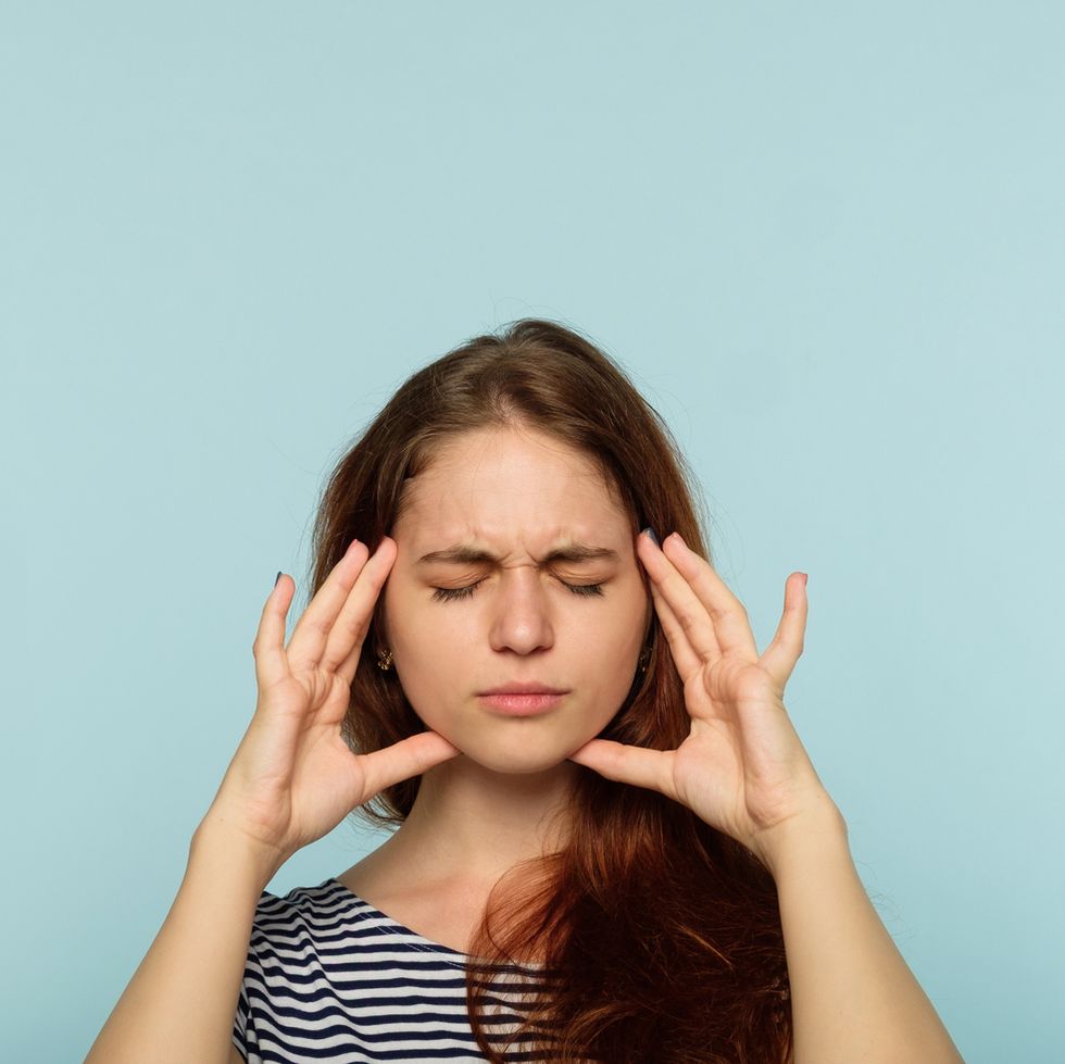 headache migraine woman temple hand pain meds