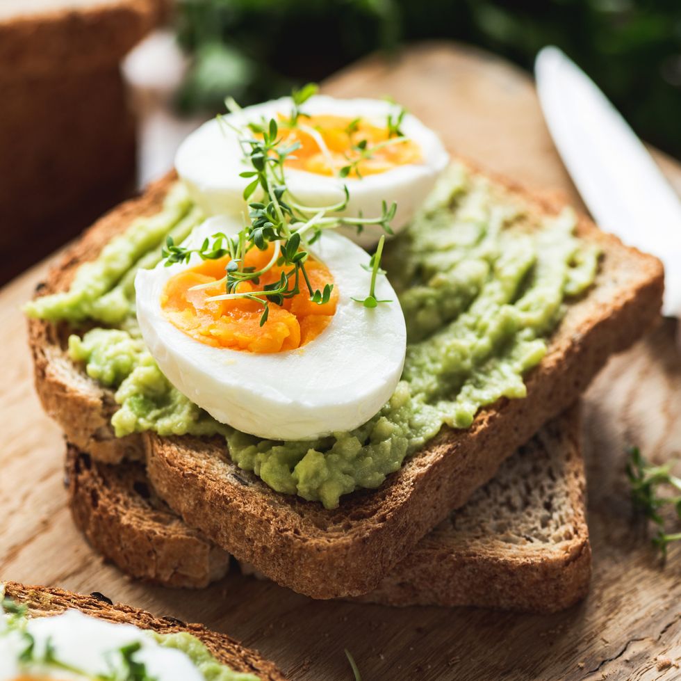 low calorie breakfast healhy breakfast toast with avocado, egg
