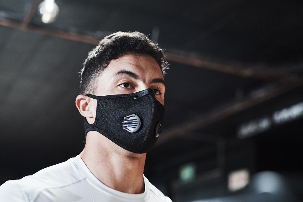 マスクをつけてトレーニングをする男性