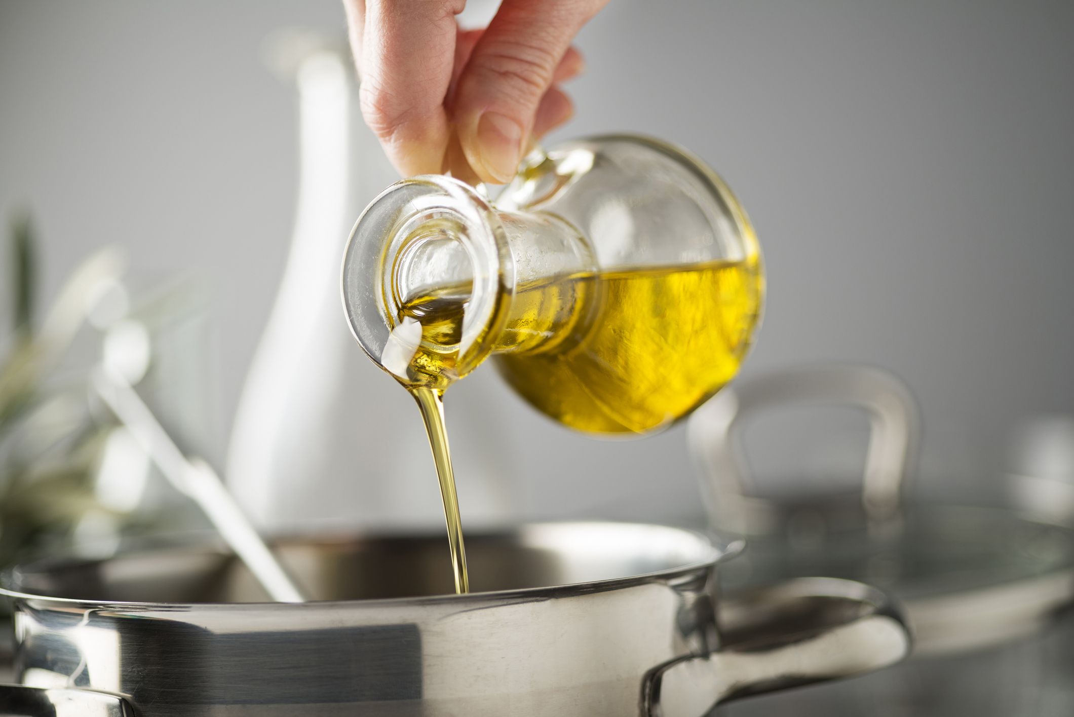 5 Healthiest Cooking Oils and 5 to Skip, According to RDs