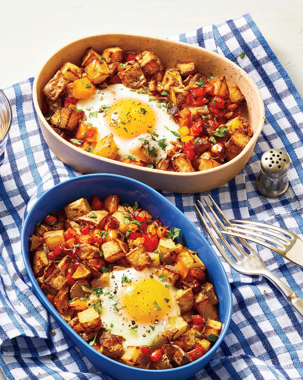 https://hips.hearstapps.com/hmg-prod/images/healthy-air-fryer-recipes-roasted-potato-pepper-hash-1673363154.jpg?crop=0.731xw:0.732xh;0.0289xw,0.0340xh&resize=980:*