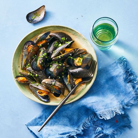 healthy appetizers and snacks   mussels in wine